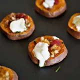 Rondes de patate douce garnies de fromage frais, noix et canneberges. Un délice pour l'apéro patate douce !