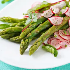 Salade d'asperges vertes et radis croquants, une recette parfaite pour le mois de mai.