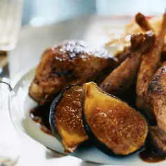 Délicieuse caille au four, servie avec des figues caramélisées et des frites croustillantes. Un plat savoureux prêt à être dégusté.