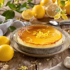 Délicieux pastizzu recette corse, un flan crémeux au citron, garni de zestes frais. Parfait pour un dessert ensoleillé.
