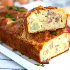 Savoureux cake salé, parfait pour savoir que faire avec des restes de fromage à raclette. Il est garni de lardons et de pommes de terre.