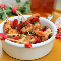 Brochettes crevette chorizo, garniture de persil frais, sur des bâtonnets décorés d'étoiles rouges. Un délice pour l'apéritif !
