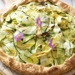Galette aux courgettes et fleurs comestibles, un repas frais et coloré.