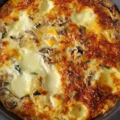 Une délicieuse quiche aux champignons et courge, parfaite comme idée recette novembre. Le fromage fondu et la croûte dorée donnent envie !