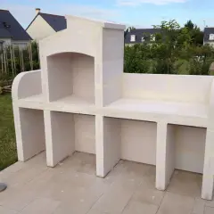 Un barbecue en Siporex, prêt à être installé, avec un avaloir intégré. Idéal pour vos futures grillades d'été.