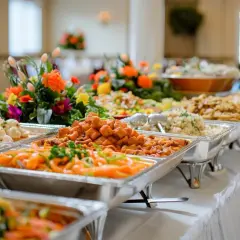 Un buffet, c'est une table garnie de plats variés, comme ici avec ces mets colorés et appétissants, prêts à être dégustés.