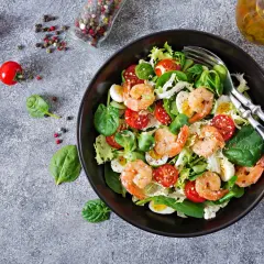 Salade de crevettes et œufs, une recette avec citron pour un repas frais et léger. Tomates cerises, épinards et vinaigrette.