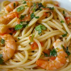 Spaghettis aux crevettes à l'ail et au persil, un plat savoureux et coloré, prêt à être dégusté.