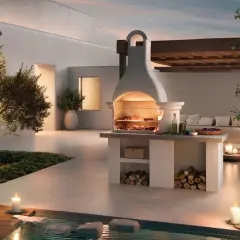 Un barbecue en briques avec cheminée, prêt pour un festin. Le plan est clair : une structure imposante avec un foyer accueillant, des étagères pour le bois et une surface de travail.