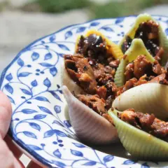 Assiette de conchiglioni farcis champignons, un plat savoureux et coloré, prêt à être dégusté.