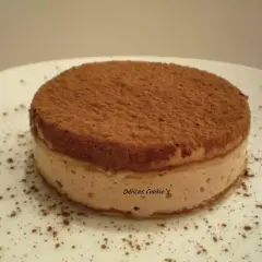 Un délicieux tiramisu tofu soyeux, saupoudré de cacao, sur une assiette blanche.