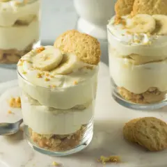 Délicieuse mousse au miel et banane en verrines, garnie de biscuits croquants. Un dessert léger et gourmand.