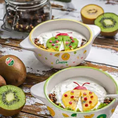 Recette kiwi trop mûr : yaourt et granola décorés d'une coccinelle en kiwi et fruits rouges. Parfait pour un petit-déjeuner ludique.