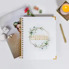 Guide complet pour organiser son mariage, avec bague, boucles d'oreilles, fleur et bougie.