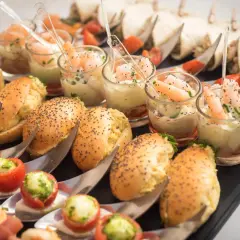 Amuse-bouches variés pour un mariage : verrines de crevettes, mini-burgers, tomates farcies. Combien d'amuse bouche par personne pour mariage ?