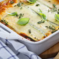 Lasagne aux légumes d'hiver, gratinée et garnie de basilic frais. Un plat réconfortant pour les journées froides.