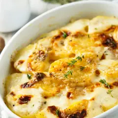 Gratin dauphinois tout juste sorti du four, le temps de cuisson idéal pour un plat crémeux et doré. Chaleur tournante pour une cuisson parfaite.