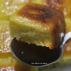 Une cuillère soulève un morceau d'un délicieux gâteau aux amandes sans beurre, doré et moelleux.