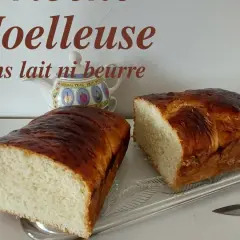 Deux belles brioches moelleuses sans lait ni beurre, dorées et appétissantes, prêtes à être dégustées.