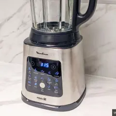 Blender Moulinex prêt pour votre prochaine recette. Smoothies, soupes, compotes, il fait tout !