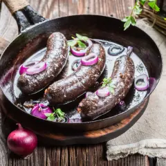 Boudin noir poêlé avec oignons rouges. Astuce pour comment cuire le boudin noir sans qu'il éclate : le piquer légèrement avant cuisson.