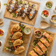Un buffet froid mariage fait maison : viandes, poissons, salades, pâtes et desserts. Un festin visuel et gustatif.
