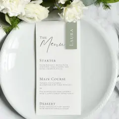 Le menu de mariage de Laura, avec des fleurs blanches et une présentation élégante.
