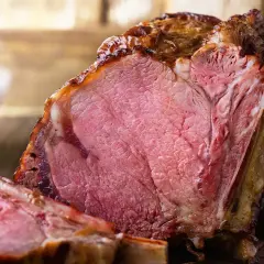 Un succulent côte de bœuf, cuit à la perfection avec la méthode reverse sear, révèle une chair rosée et tendre.