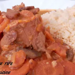 Un plat réconfortant de filet mignon braisé, mijoté avec des carottes et servi avec du couscous. Un délice pour les papilles !