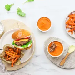Un délicieux burger enfant avec frites de patate douce, purée de carottes et salade verte. Un repas complet et appétissant pour les petits gourmands.