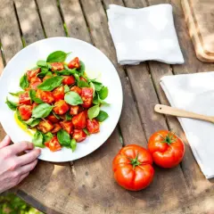 Salade de tomates coupées en dés avec du basilic frais, une idée parfaite pour savoir que faire avec des tomates trop mures.