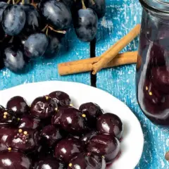 Des raisins trop mûrs transformés en compote ou en confiture, avec des bâtons de cannelle et des grains de poivre. Une idée pour que faire avec des raisins trop mûrs.