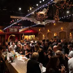 Des invités profitent d'un cocktail dans un lieu festif. Ce **rétroplanning événementiel** a été un succès.