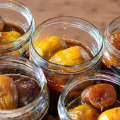 Des figues au sirop, le parfait délice d'automne, baignant dans leur jus ambré. Un délice à savourer.