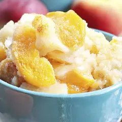 Un délicieux crumble aux nectarines, parfait pour une recette facile et gourmande.