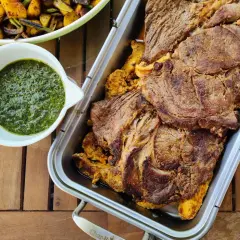 Basse côte marinée pour barbecue, servie avec une sauce verte et des pommes de terre rôties. Un délice !