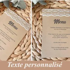 Menu mariage champêtre sur fond de paille tressée, avec dentelle blanche. Le menu propose gambas, filet mignon, fromages et pièce montée glacée.