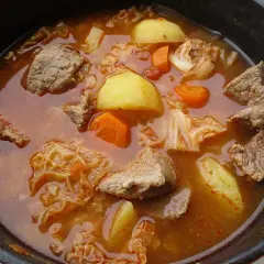 Un plat mijoté réconfortant, digne d'une recette viking viande : morceaux de bœuf, pommes de terre, carottes et chou dans un bouillon savoureux.