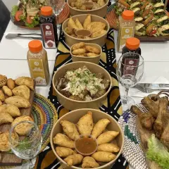 Idée repas baptême pour 60 personnes : assortiment de mets africains, jus de bissap et de gingembre.