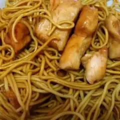 Nouilles chinoises poulet sauce soja miel, un plat savoureux et coloré.