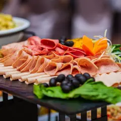 Plateau de charcuterie variée, olives et garnitures, parfait pour un repas champêtre pour 50 personnes.