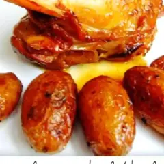 Souris d'agneau au barbecue Weber, tendres et caramélisées, servies avec des pommes de terre rôties. Un délice !