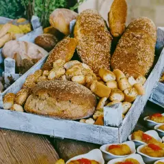 Plateau de pains variés, idéal pour un traiteur prix moyen par personne. Des pains ronds, des baguettes et des petits pains croustillants.