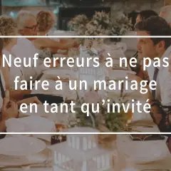 Des invités discutent autour d'une table lors d'un mariage. Le texte superposé indique "Neuf erreurs à ne pas faire à un mariage en tant qu'invité".