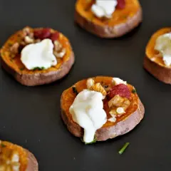 Rondes de patate douce garnies de fromage frais, noix et canneberges. Un délice pour l'apéro patate douce !