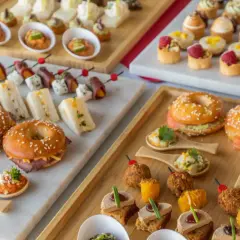 10 assortiments de canapés salés très facile : mini-bagels, sandwichs, brochettes, verrines et toasts variés pour un apéritif gourmand.