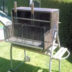Un barbecue vertical fait maison, idéal pour fabriquer un foyer vertical pour tournebroche. Il est prêt pour une cuisson en plein air.