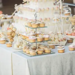Un magnifique buffet de mariage avec une idée de présentation de desserts : cupcakes, macarons, cake pops et une pièce montée.