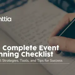 Une main écrit sur une liste organisation dans un carnet. Le titre "The Complete Event Planning Checklist" est affiché.