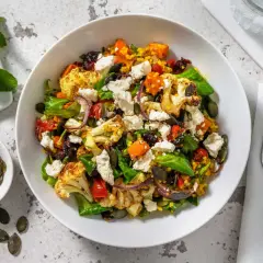 Salade colorée avec chou-fleur rôti, courge, feta et graines de courge. Un plat parfait pour un repas léger d'été.